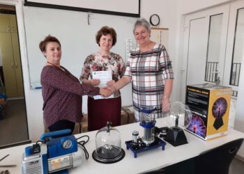 GALERIE. Rotary-enii din Marghita stimulează interesul elevilor pentru fizică. Donații de 30.000 lei pentru echipamente didactice