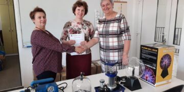 GALERIE. Rotary-enii din Marghita stimulează interesul elevilor pentru fizică. Donații de 30.000 lei pentru echipamente didactice