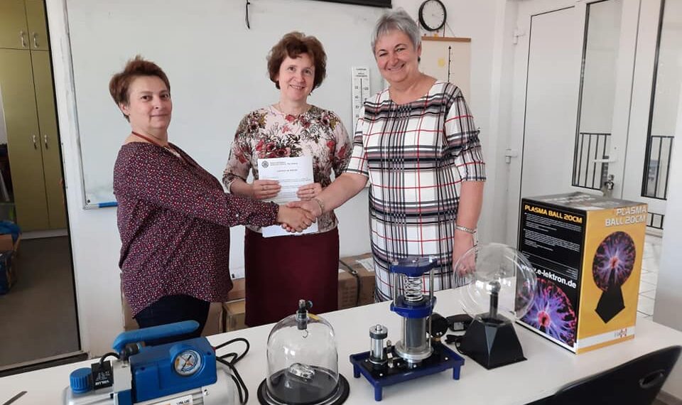 GALERIE. Rotary-enii din Marghita stimulează interesul elevilor pentru fizică. Donații de 30.000 lei pentru echipamente didactice