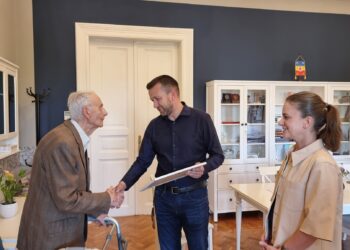 Cine e orădeanul sărbătorit după ce a împlinit 100 de ani. Ce premiu a primit