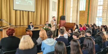 GALERIE. „Regele este sfârșitul poveștii. Printul este însăși povestea„.Principele Nicolae al României dezvăluie aspecte fascinante ale vieții Casei Regale elevilor din Oradea