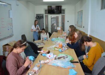 Povestea păpușii oncologice se scrie la Universitatea Emanuel