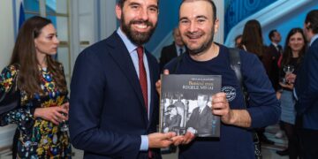 Principele Nicolae al României îl prezintă pe Regele Mihai din ipostaza de bunic, cap de familie. E invitatul  Leilor orădeni