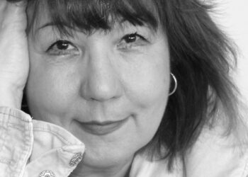 Profa de scriere creativă. Întâlnire esențială cu Doina Ruști în atelierul „Cum se scrie o povestire„