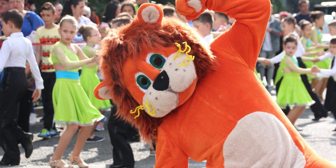 Zilele salontane: de la paradă la acrobații pe motocicletă, concurs de atelaje, la concerte cu artiști pe val, concurs de aeromodelism și de gătit gulaș