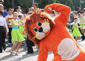 Zilele salontane: de la paradă la acrobații pe motocicletă, concurs de atelaje, la concerte cu artiști pe val, concurs de aeromodelism și de gătit gulaș