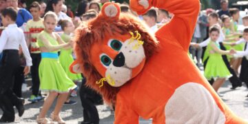 Zilele salontane: de la paradă la acrobații pe motocicletă, concurs de atelaje, la concerte cu artiști pe val, concurs de aeromodelism și de gătit gulaș