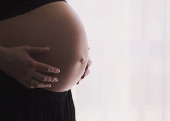 Premieră. Clinică obligată de instanță la plata unor daune în sumă de 60.000 euro unei paciente pentru că, din cauza unui ACT NEMEDICAL, aceasta a suferit trauma pierderii unui copil în a 33-a săptămână a sarcinii