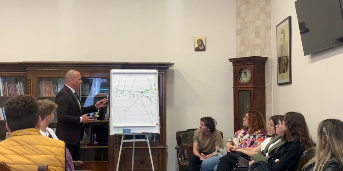 Prefectul Țiplea, discuții sincere cu tinerii. Vrea să afle ce-i poate face să rămână în România. „Am discutat așa cum discut și cu copiii mei”