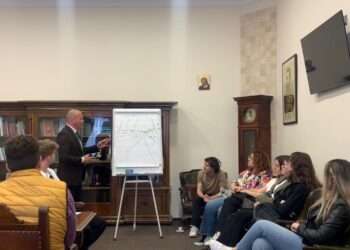 Prefectul Țiplea, discuții sincere cu tinerii. Vrea să afle ce-i poate face să rămână în România. „Am discutat așa cum discut și cu copiii mei”