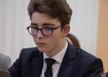 Adolescentul care vrea să devină angajat la ONU, antrenament într-o dezbatere, în premieră, la Eminescu