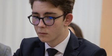 Adolescentul care vrea să devină angajat la ONU, antrenament într-o dezbatere, în premieră, la Eminescu