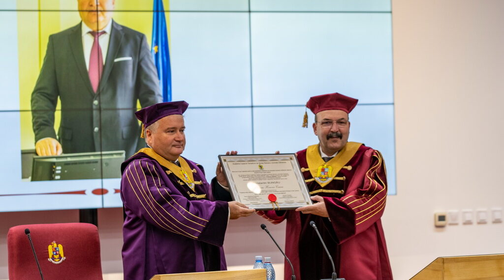 Rectorul Universităţii Oradea a fost numit Doctor Honoris Causa al academiei militare „Nicolae Bălcescu” din Sibiu / Galerie foto