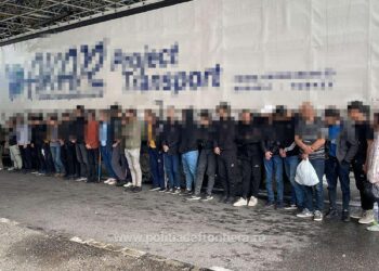 Încă o gaşcă de migranţi ilegali depistată în Vama Nădlac / 92 de persoane, ascunse în trei maşini