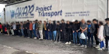 Încă o gaşcă de migranţi ilegali depistată în Vama Nădlac / 92 de persoane, ascunse în trei maşini