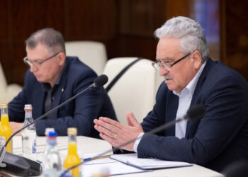 Greva generală din Educaţie se suspendă, cu condiţia adoptării, azi, a unei ordonanțe de urgență care să prevadă salariul debutantului egal cu cel mediu pe economie și, de la 1 ianuarie 2024, o creștere a salariilor profesorilor cu 50% din diferența dintre salariile actuale și cele din grila nouă