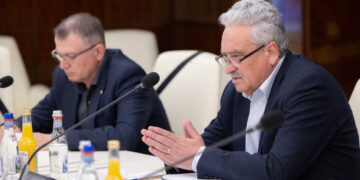 Greva generală din Educaţie se suspendă, cu condiţia adoptării, azi, a unei ordonanțe de urgență care să prevadă salariul debutantului egal cu cel mediu pe economie și, de la 1 ianuarie 2024, o creștere a salariilor profesorilor cu 50% din diferența dintre salariile actuale și cele din grila nouă