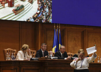 Gata cu pensiile speciale: Parlamentul a votat, în şedinţă comună a celor două Camere, eliminarea indemnizaţiilor suplimentare ale deputaţilor şi senatorilor