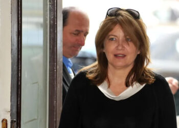 Guvernul Ciucă i-a minţit pe profesori: le-au promis vouchere de 1.500 de lei, pe care, de fapt, nu le dă statul român, ci UE, din fonduri externe nerambursabile