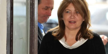 Guvernul Ciucă i-a minţit pe profesori: le-au promis vouchere de 1.500 de lei, pe care, de fapt, nu le dă statul român, ci UE, din fonduri externe nerambursabile