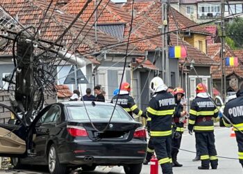 Accident la ieșirea din Ștei. Traficul a fost deviat