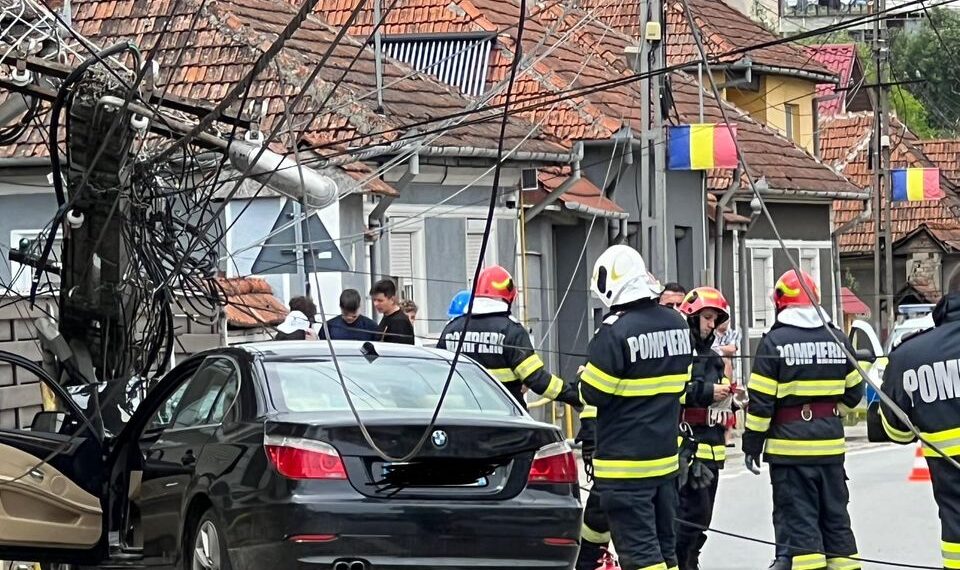 Accident la ieșirea din Ștei. Traficul a fost deviat