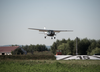 Un planor s-a prăbușit în apropierea celui mai frumos aerodrom din țară, cel de la Ineu