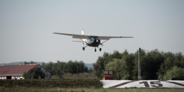 Un planor s-a prăbușit în apropierea celui mai frumos aerodrom din țară, cel de la Ineu