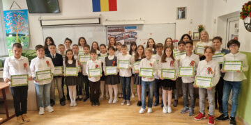 A făcut din fiecare elev un premiant. Doamna de la Școla Dacia care a reușit să ia 115 premii I cu o singură clasă: „E înțelept lucru să înțelegi cine ai fost menit să fii și să onorezi această chemare pe cât de bine poți”