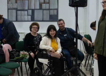 O studentă de la Litere, 10.000 euro, șansa unei vieți normale. Anca vine la școală în scaun rulant