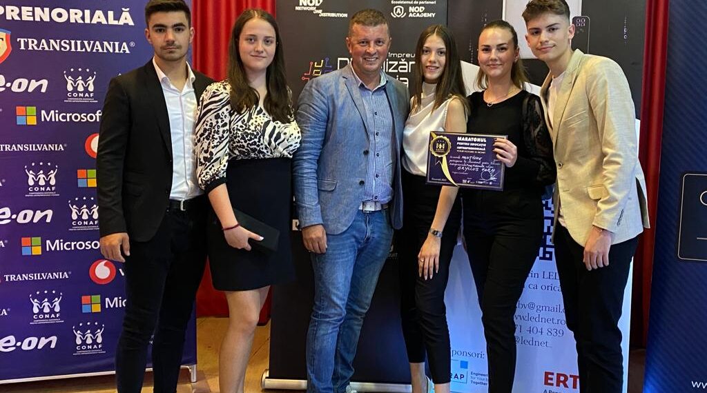 GALERIE. Proiectul lor privind comercializarea făinii de greier le-a adus recunoaștere națională. Echipa ,,Gryllus Farm” de la Colegiul Goga, premiată la „Maratonul pentru Educaţie Antreprenorială”