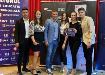 GALERIE. Proiectul lor privind comercializarea făinii de greier le-a adus recunoaștere națională. Echipa ,,Gryllus Farm” de la Colegiul Goga, premiată la „Maratonul pentru Educaţie Antreprenorială”