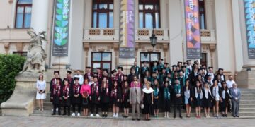 Rectorul Bungău: „Nu vă opriți aici! Căsătoriți-vă, faceți copii, rămâneți în România! Visul american poate fi împlinit și acasă”