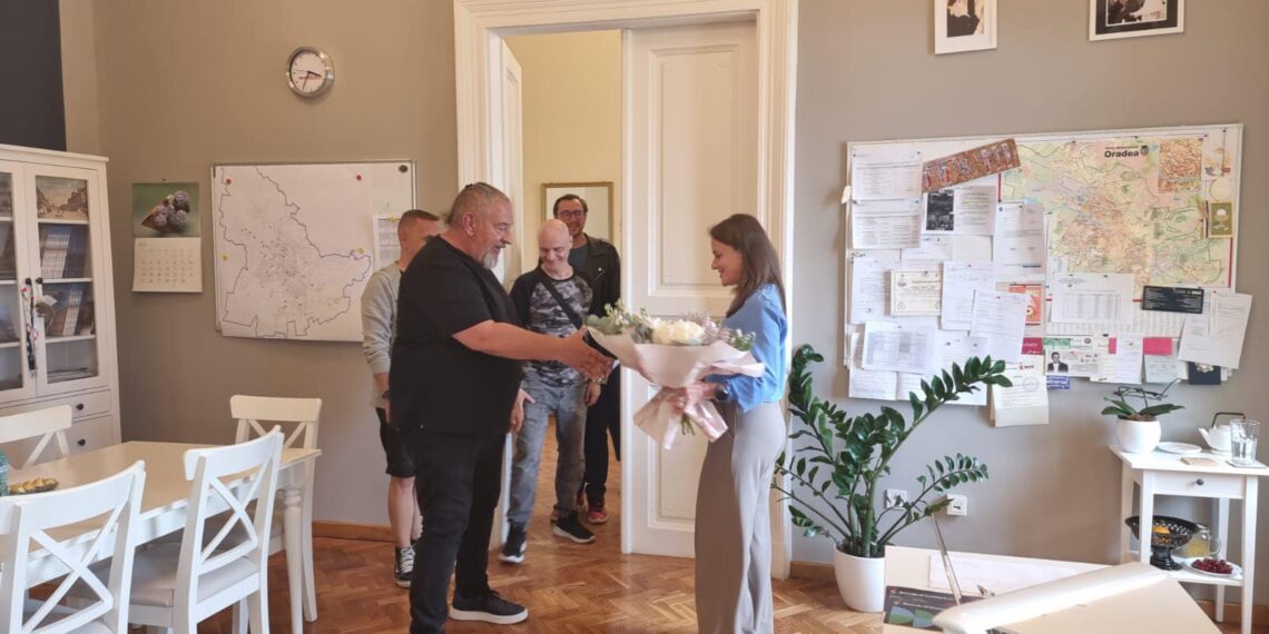 Bodo, celebrul solist al Trupei Proconsul, a înfiat doi băieți de la Oradea. Vizită de curtoazie la viceprimarul Antonia Nica