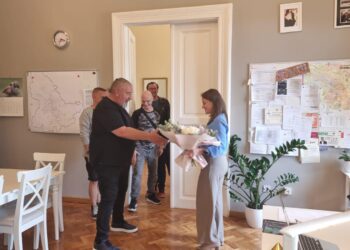 Bodo, celebrul solist al Trupei Proconsul, a înfiat doi băieți de la Oradea. Vizită de curtoazie la viceprimarul Antonia Nica