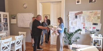 Bodo, celebrul solist al Trupei Proconsul, a înfiat doi băieți de la Oradea. Vizită de curtoazie la viceprimarul Antonia Nica