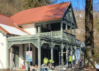 VIDEO.Loc emblematic pentru Bihor, Cabana Vadu Crișului, inaugurată în deschiderea Târgului de la Vama Sării