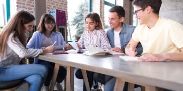 Orașul din Bihor în care copiii ar putea avea influență în decizia consiliului local. Emil Popa și Sorin Briscan propun înființarea Consiliului Copiilor