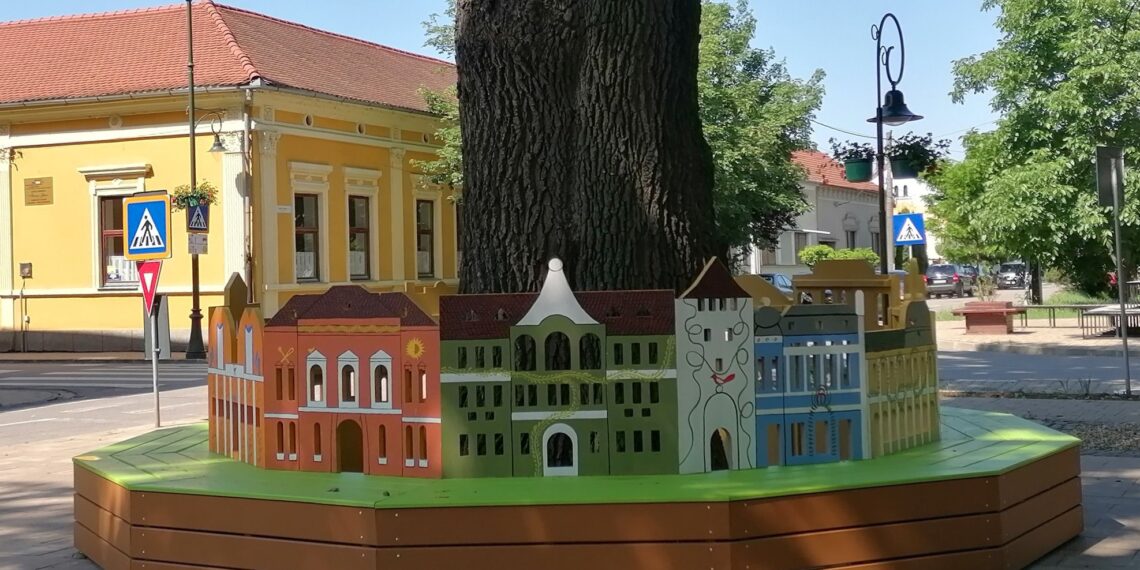 Copacul-surpriză construit în jurul celui mai bătrân stejar din Salonta