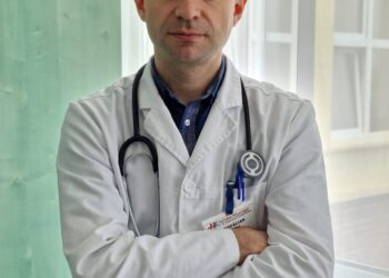 Un medic cu credință. Nefrologul Petru Copăcian de la Spitalul din Hunedoara e fiul preotului din Ortiteag