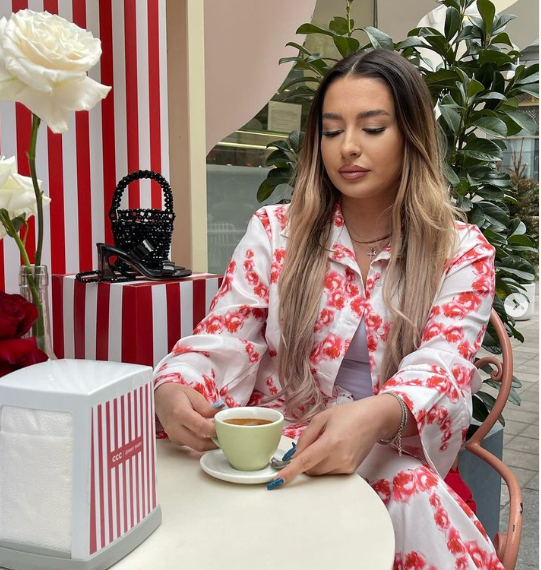 VIDEO. Orădeanca de la Drept care are peste 1,2 milioane de urmăritori pe Tik-Tok. Cu ce și-a cucerit publicul