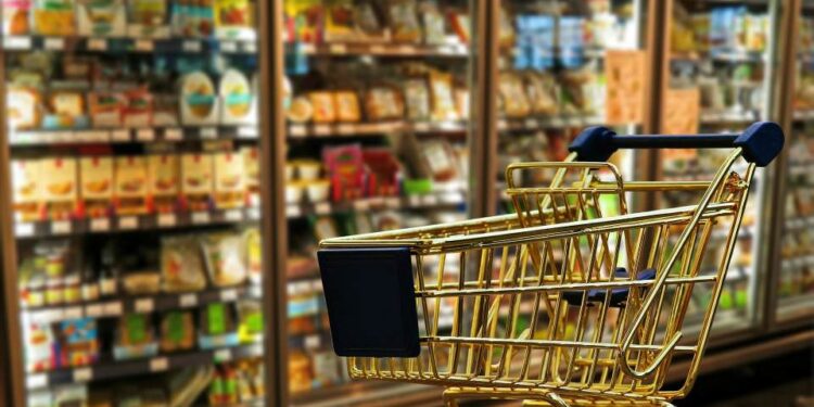 Supermarket-urile și marile magazine, ÎNCHISE duminica: Se vrea relocarea lor la o distanță de cel puțin cinci kilometri în afara orașelor