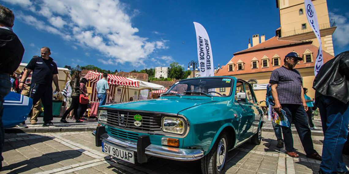 Peste 70 de Dacii de epocă, perfect restaurate, au făcut paradă în centrul Braşovului / Galerie foto