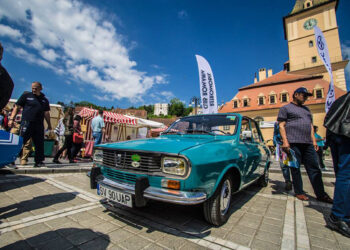 Peste 70 de Dacii de epocă, perfect restaurate, au făcut paradă în centrul Braşovului / Galerie foto