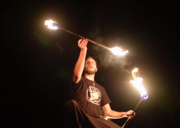 Orădeanul care se joacă cu focul. Actorul Patrick Negrean combină jongleria cu artele performative