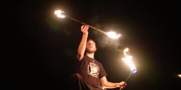 Orădeanul care se joacă cu focul. Actorul Patrick Negrean combină jongleria cu artele performative