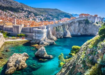 Orașul, vizitat de turiștii români, care interzice trolerele