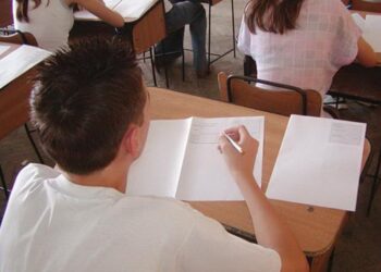 4700 de elevi susțin luni Evaluarea Națională. Examenul începe cu Limba şi literatura română