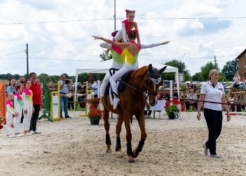 GALERIE. Inspirată de bunicul său care a făcut al doilea război mondial la Cavalerie, Daciana Sabău antrenează campioane la voltije