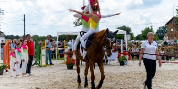 GALERIE. Inspirată de bunicul său care a făcut al doilea război mondial la Cavalerie, Daciana Sabău antrenează campioane la voltije
